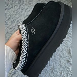 UGG TAZZ Size 9 black